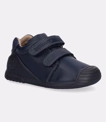 Scarpe basse Biomecanics in pelle naturale blu. Interno in tessuto morbido, chiusura in velcro e controtallone robusto per supporto. Puntale tondo e suola in gomma resistente.