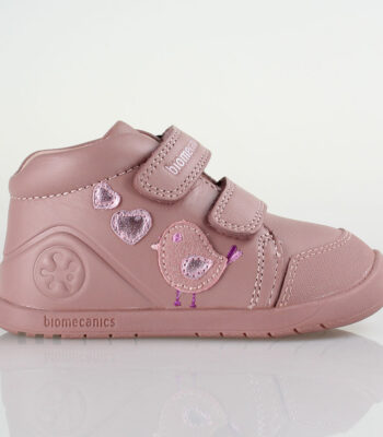 Scarpe primi passi Biomecanics in pelle rosa cipria con ricamo uccellino e cuoricini. Chiusura doppio velcro, design alto alla caviglia con controtallone robusto, punta rinforzata e suola flessibile antiscivolo.