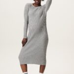 Noppies – Abito Premaman Bryne Grey Melange L’abito Bryne firmato Noppies è il capo ideale per vivere la gravidanza con stile senza rinunciare al comfort. Realizzato in maglia fine a costine con un mix di cotone biologico certificato OCS (50%) e acrilico (50%), avvolge delicatamente la silhouette grazie alla sua elasticità naturale, adattandosi perfettamente alle forme che cambiano durante i nove mesi e continuando ad essere impeccabile anche dopo il parto. ✨ Caratteristiche principali Design raffinato: colore Grey Melange con texture a costine fini per un look essenziale e sempre di tendenza. Vestibilità versatile: silhouette aderente e femminile, con lunghezza oltre il ginocchio fino agli stinchi. Comfort assoluto: scollo rotondo, maniche lunghe e tessuto elasticizzato che accompagna le forme senza stringere. Utilizzo prolungato: indossabile durante tutta la gravidanza e perfetto anche nel post-parto. Sostenibilità certificata: realizzato con cotone biologico secondo lo standard internazionale OCS (Organic Content Standard – CU1392474), per una moda più responsabile. Stagione: ideale per i mesi Fall/Winter, caldo ma leggero, facile da abbinare a cardigan, giacche e stivali. 🧼 Istruzioni di lavaggio Lavare in lavatrice a 30° Non candeggiare Non utilizzare l’asciugatrice Stirare a bassa temperatura (max 110°C) Non lavare a secco 🌍 Moda consapevole In Noppies crediamo che le scelte di oggi possano migliorare la qualità della vita dei nostri bambini domani. Per questo i nostri capi sono pensati per durare nel tempo, così che possano portare gioia anche a chi li indosserà dopo di te. Con l’abito Bryne, comfort e sostenibilità si fondono in un look elegante e senza tempo, perfetto per accompagnarti in ogni fase della maternità.