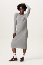 Noppies – Abito Premaman Bryne Grey Melange L’abito Bryne firmato Noppies è il capo ideale per vivere la gravidanza con stile senza rinunciare al comfort. Realizzato in maglia fine a costine con un mix di cotone biologico certificato OCS (50%) e acrilico (50%), avvolge delicatamente la silhouette grazie alla sua elasticità naturale, adattandosi perfettamente alle forme che cambiano durante i nove mesi e continuando ad essere impeccabile anche dopo il parto. ✨ Caratteristiche principali Design raffinato: colore Grey Melange con texture a costine fini per un look essenziale e sempre di tendenza. Vestibilità versatile: silhouette aderente e femminile, con lunghezza oltre il ginocchio fino agli stinchi. Comfort assoluto: scollo rotondo, maniche lunghe e tessuto elasticizzato che accompagna le forme senza stringere. Utilizzo prolungato: indossabile durante tutta la gravidanza e perfetto anche nel post-parto. Sostenibilità certificata: realizzato con cotone biologico secondo lo standard internazionale OCS (Organic Content Standard – CU1392474), per una moda più responsabile. Stagione: ideale per i mesi Fall/Winter, caldo ma leggero, facile da abbinare a cardigan, giacche e stivali. 🧼 Istruzioni di lavaggio Lavare in lavatrice a 30° Non candeggiare Non utilizzare l’asciugatrice Stirare a bassa temperatura (max 110°C) Non lavare a secco 🌍 Moda consapevole In Noppies crediamo che le scelte di oggi possano migliorare la qualità della vita dei nostri bambini domani. Per questo i nostri capi sono pensati per durare nel tempo, così che possano portare gioia anche a chi li indosserà dopo di te. Con l’abito Bryne, comfort e sostenibilità si fondono in un look elegante e senza tempo, perfetto per accompagnarti in ogni fase della maternità.