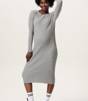Noppies – Abito Premaman Bryne Grey Melange L’abito Bryne firmato Noppies è il capo ideale per vivere la gravidanza con stile senza rinunciare al comfort. Realizzato in maglia fine a costine con un mix di cotone biologico certificato OCS (50%) e acrilico (50%), avvolge delicatamente la silhouette grazie alla sua elasticità naturale, adattandosi perfettamente alle forme che cambiano durante i nove mesi e continuando ad essere impeccabile anche dopo il parto. ✨ Caratteristiche principali Design raffinato: colore Grey Melange con texture a costine fini per un look essenziale e sempre di tendenza. Vestibilità versatile: silhouette aderente e femminile, con lunghezza oltre il ginocchio fino agli stinchi. Comfort assoluto: scollo rotondo, maniche lunghe e tessuto elasticizzato che accompagna le forme senza stringere. Utilizzo prolungato: indossabile durante tutta la gravidanza e perfetto anche nel post-parto. Sostenibilità certificata: realizzato con cotone biologico secondo lo standard internazionale OCS (Organic Content Standard – CU1392474), per una moda più responsabile. Stagione: ideale per i mesi Fall/Winter, caldo ma leggero, facile da abbinare a cardigan, giacche e stivali. 🧼 Istruzioni di lavaggio Lavare in lavatrice a 30° Non candeggiare Non utilizzare l’asciugatrice Stirare a bassa temperatura (max 110°C) Non lavare a secco 🌍 Moda consapevole In Noppies crediamo che le scelte di oggi possano migliorare la qualità della vita dei nostri bambini domani. Per questo i nostri capi sono pensati per durare nel tempo, così che possano portare gioia anche a chi li indosserà dopo di te. Con l’abito Bryne, comfort e sostenibilità si fondono in un look elegante e senza tempo, perfetto per accompagnarti in ogni fase della maternità.