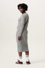 Noppies – Abito Premaman Bryne Grey Melange L’abito Bryne firmato Noppies è il capo ideale per vivere la gravidanza con stile senza rinunciare al comfort. Realizzato in maglia fine a costine con un mix di cotone biologico certificato OCS (50%) e acrilico (50%), avvolge delicatamente la silhouette grazie alla sua elasticità naturale, adattandosi perfettamente alle forme che cambiano durante i nove mesi e continuando ad essere impeccabile anche dopo il parto. ✨ Caratteristiche principali Design raffinato: colore Grey Melange con texture a costine fini per un look essenziale e sempre di tendenza. Vestibilità versatile: silhouette aderente e femminile, con lunghezza oltre il ginocchio fino agli stinchi. Comfort assoluto: scollo rotondo, maniche lunghe e tessuto elasticizzato che accompagna le forme senza stringere. Utilizzo prolungato: indossabile durante tutta la gravidanza e perfetto anche nel post-parto. Sostenibilità certificata: realizzato con cotone biologico secondo lo standard internazionale OCS (Organic Content Standard – CU1392474), per una moda più responsabile. Stagione: ideale per i mesi Fall/Winter, caldo ma leggero, facile da abbinare a cardigan, giacche e stivali. 🧼 Istruzioni di lavaggio Lavare in lavatrice a 30° Non candeggiare Non utilizzare l’asciugatrice Stirare a bassa temperatura (max 110°C) Non lavare a secco 🌍 Moda consapevole In Noppies crediamo che le scelte di oggi possano migliorare la qualità della vita dei nostri bambini domani. Per questo i nostri capi sono pensati per durare nel tempo, così che possano portare gioia anche a chi li indosserà dopo di te. Con l’abito Bryne, comfort e sostenibilità si fondono in un look elegante e senza tempo, perfetto per accompagnarti in ogni fase della maternità.