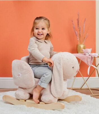Il dondolo Pomme Coniglio Nattou &egrave; il compagno di giochi perfetto per accompagnare i primi anni del tuo bambino, unendo divertimento, sicurezza e design tenero. La seduta imbottita con braccioli avvolgenti garantisce un comfort ideale, mantenendo il piccolo ben saldo e protetto grazie alla cintura di sicurezza integrata. Le maniglie in legno sono ergonomiche e facili da afferrare anche per le manine pi&ugrave; piccole, mentre l&rsquo;ampia base con poggiapiedi assicura una stabilit&agrave; eccellente durante il dondolio. Realizzato con materiali di alta qualit&agrave; &mdash; poliestere e cotone su solida struttura in legno &mdash; il dondolo Pomme Coniglio &egrave; morbido al tatto, resistente e facile da pulire con un panno umido. Oltre a divertire, aiuta il bambino a sviluppare equilibrio, coordinazione e percezione del movimento in modo naturale e giocoso. Con il suo dolce musetto, le orecchie soffici e le tonalit&agrave; delicate, &egrave; anche un bellissimo complemento d&rsquo;arredo per la cameretta. Un regalo meraviglioso e originale per il primo compleanno, capace di regalare ore di sorrisi e momenti di crescita. Caratteristiche principali: Dondola avanti e indietro per ore di divertimento Stimola l&rsquo;equilibrio e le capacit&agrave; motorie del bambino Base in legno ampia con poggiapiedi per la massima stabilit&agrave; Seduta imbottita con braccioli avvolgenti e cintura di sicurezza Maniglie in legno adatte a mani piccole Materiali: poliestere e cotone su struttura in legno Facile da pulire con acqua e sapone Adatto ai bambini da 10 a 36 mesi Collezione Pomme &ndash; Nattou