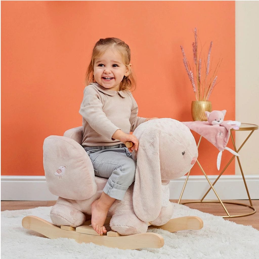 Il dondolo Pomme Coniglio Nattou è il compagno di giochi perfetto per accompagnare i primi anni del tuo bambino, unendo divertimento, sicurezza e design tenero. La seduta imbottita con braccioli avvolgenti garantisce un comfort ideale, mantenendo il piccolo ben saldo e protetto grazie alla cintura di sicurezza integrata. Le maniglie in legno sono ergonomiche e facili da afferrare anche per le manine più piccole, mentre l’ampia base con poggiapiedi assicura una stabilità eccellente durante il dondolio. Realizzato con materiali di alta qualità — poliestere e cotone su solida struttura in legno — il dondolo Pomme Coniglio è morbido al tatto, resistente e facile da pulire con un panno umido. Oltre a divertire, aiuta il bambino a sviluppare equilibrio, coordinazione e percezione del movimento in modo naturale e giocoso. Con il suo dolce musetto, le orecchie soffici e le tonalità delicate, è anche un bellissimo complemento d’arredo per la cameretta. Un regalo meraviglioso e originale per il primo compleanno, capace di regalare ore di sorrisi e momenti di crescita. Caratteristiche principali: Dondola avanti e indietro per ore di divertimento Stimola l’equilibrio e le capacità motorie del bambino Base in legno ampia con poggiapiedi per la massima stabilità Seduta imbottita con braccioli avvolgenti e cintura di sicurezza Maniglie in legno adatte a mani piccole Materiali: poliestere e cotone su struttura in legno Facile da pulire con acqua e sapone Adatto ai bambini da 10 a 36 mesi Collezione Pomme – Nattou Il dondolo Pomme Coniglio Nattou è il compagno di giochi perfetto per accompagnare i primi anni del tuo bambino, unendo divertimento, sicurezza e design tenero. La seduta imbottita con braccioli avvolgenti garantisce un comfort ideale, mantenendo il piccolo ben saldo e protetto grazie alla cintura di sicurezza integrata. Le maniglie in legno sono ergonomiche e facili da afferrare anche per le manine più piccole, mentre l’ampia base con poggiapiedi assicura una stabilità eccellente durante il dondolio. Realizzato con materiali di alta qualità — poliestere e cotone su solida struttura in legno — il dondolo Pomme Coniglio è morbido al tatto, resistente e facile da pulire con un panno umido. Oltre a divertire, aiuta il bambino a sviluppare equilibrio, coordinazione e percezione del movimento in modo naturale e giocoso. Con il suo dolce musetto, le orecchie soffici e le tonalità delicate, è anche un bellissimo complemento d’arredo per la cameretta. Un regalo meraviglioso e originale per il primo compleanno, capace di regalare ore di sorrisi e momenti di crescita. Caratteristiche principali: Dondola avanti e indietro per ore di divertimento Stimola l’equilibrio e le capacità motorie del bambino Base in legno ampia con poggiapiedi per la massima stabilità Seduta imbottita con braccioli avvolgenti e cintura di sicurezza Maniglie in legno adatte a mani piccole Materiali: poliestere e cotone su struttura in legno Facile da pulire con acqua e sapone Adatto ai bambini da 10 a 36 mesi Collezione Pomme – Nattou
